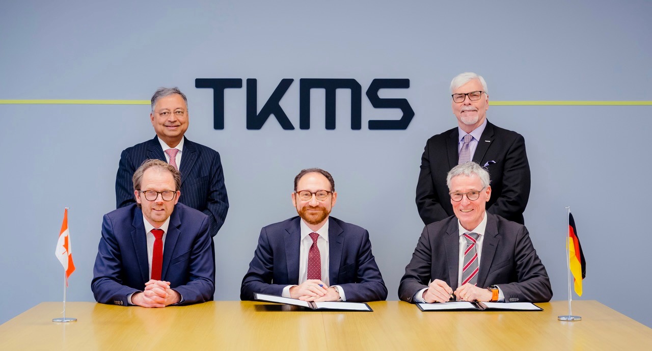 Image of signing ceremony between Imagine 4D and TKMS representatives